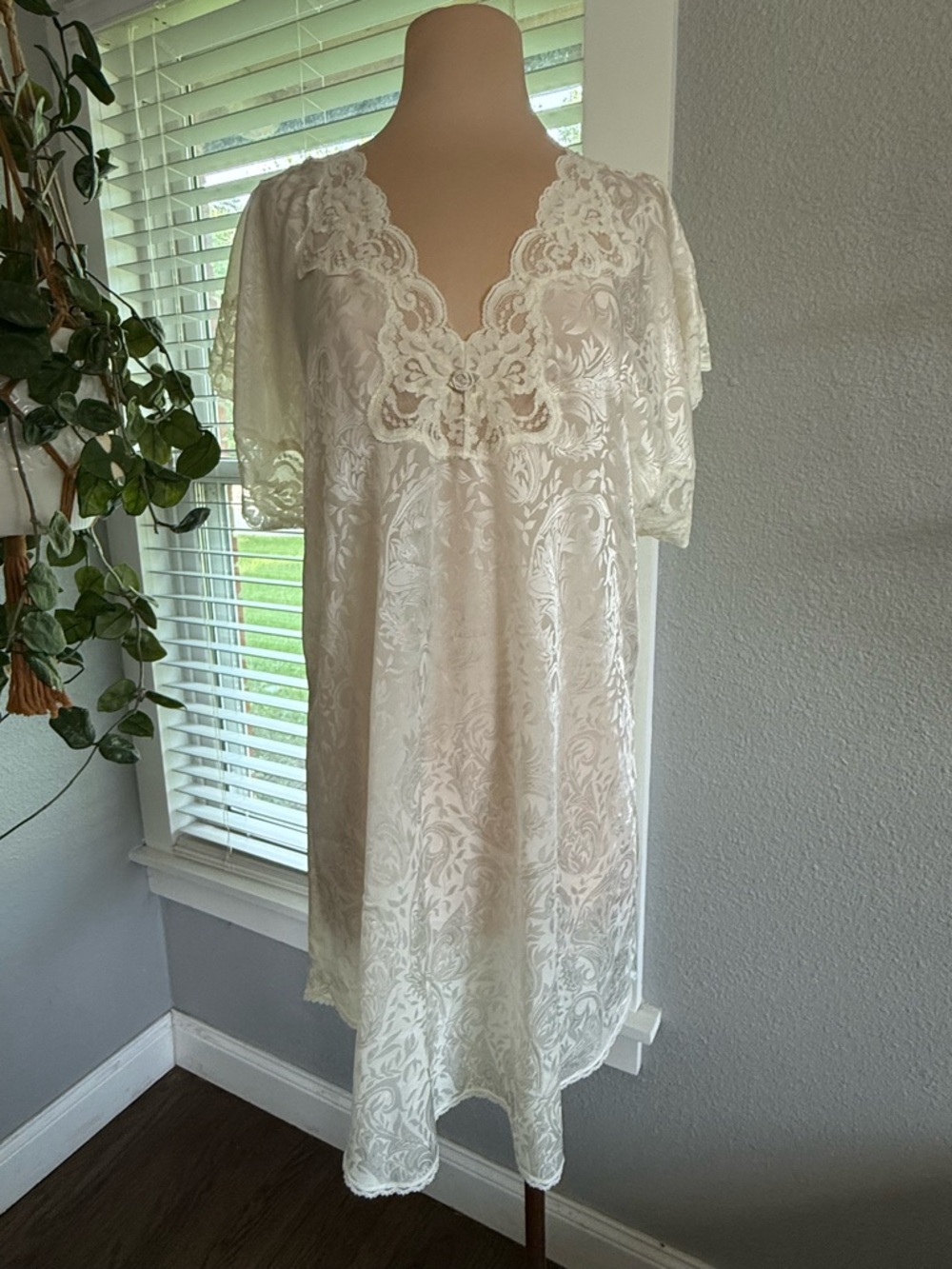 Vintage Lucie Ann II Damask Short Chemise Nightgown Lace Size Medium